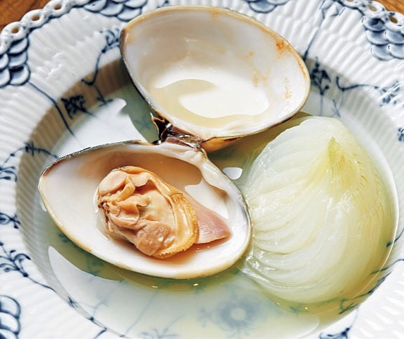 東京カレンダー 銀座コリドー街近くにある和食店 みな美 新玉葱と蛤のスープ は素材の旨みと甘みがたっぷりと染み出している 銀座らしからぬ値段で楽しめるのも特徴です 東 Ciao Nihon