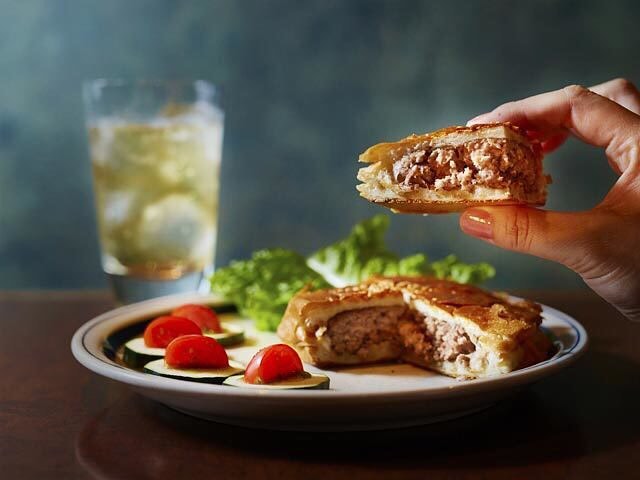 東京カレンダー 参宮橋にあるbar シャンクス では お酒と合わせて絶品ハンバーガーが食べられる その名も スモーキースタンプバーガー 象に踏まれた ハンバーガー 黒ビール Ciao Nihon 東京カレンダー 参宮橋にあるbar シャンクス では お酒と合わせて絶品ハンバーガーが食べられる その名も スモーキースタンプバーガー 象に踏まれた ハンバーガー 黒ビール Ciao Nihon