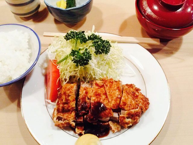 東京カレンダー 目黒で美味しいとんかつ屋といったら とんき 一階のカウンター席は 厨房で働く職人たちの動きが間近に観察でき とんかつ 付け合わせが全て理想的と言える素晴らしさ Ciao Nihon 東京カレンダー 目黒で美味しいとんかつ屋といったら とんき 一階のカウンター席は 厨房で働く職人たちの動きが間近に観察でき とんかつ 付け合わせが全て理想的と言える素晴らしさ Ciao Nihon