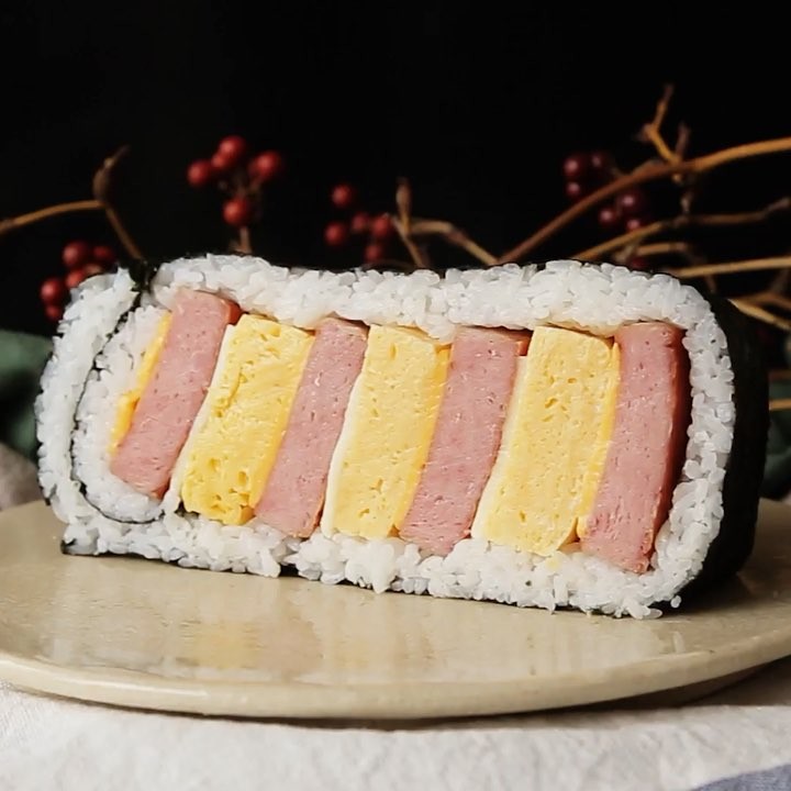 Tastemadejapan ジャンキー スパムとエッグでしましまおにぎらず 材料 海苔 4枚 ご飯 400g 厚焼き卵 3個 スパム 4個 スライスチー Ciao Nihon Tastemadejapan ジャンキー スパムとエッグでしましまおにぎらず 材料 海苔 4枚 ご飯 400g 厚焼き卵 3個 スパム 4個 スライスチー Ciao Nihon