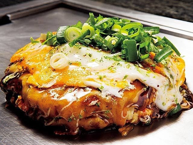東京カレンダー 有楽町の路地裏に 食通の芸能人がお忍びで通うという鉄板焼き店 がある 人気は豚肉 エビ チーズなど色々な具が入っていて 食べ応え満点の パチパチ焼 Ciao Nihon 東京カレンダー 有楽町の路地裏に 食通の芸能人がお忍びで通うという鉄板焼き店 がある 人気は豚肉 エビ チーズなど色々な具が入っていて 食べ応え満点の パチパチ焼 Ciao Nihon
