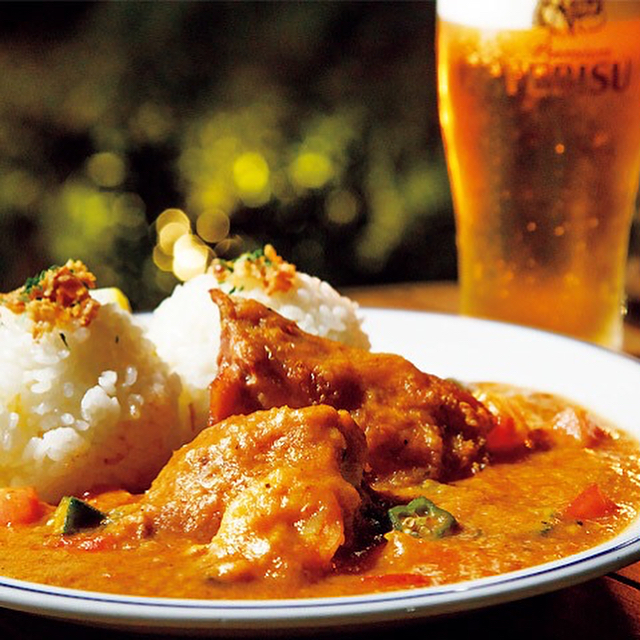 東京カレンダー 恵比寿 ドットイータリーアンドバー の チキンガンボ ライス付き は 鶏肉をさまざまな香辛料でマリネし オクラでソースにとろみをつけている 他にもお酒がすすむ Ciao Nihon
