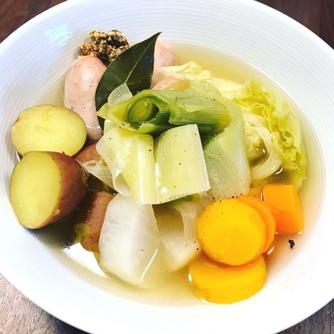 Muji無印良品 有楽町青果売場スタッフのおすすめレシピ リーキ 西洋ネギ のポトフ 1 鍋に具材を入れ 潰したにんにくを加え煮込む 2 塩 コショーで味を整える Ciao Nihon