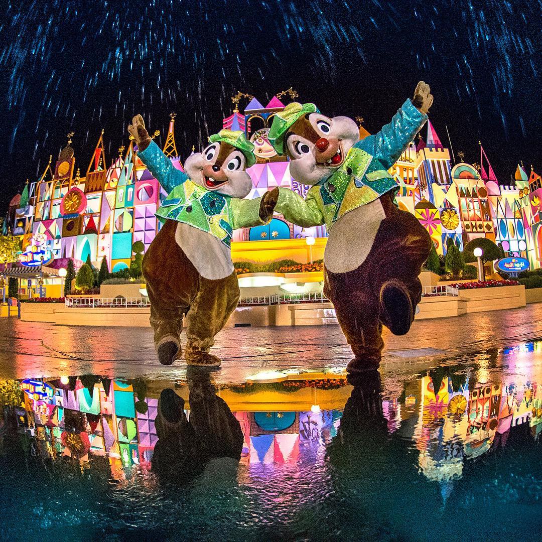 Tokyo Disney Resort Fun In The Rain 雨でもへっちゃらなふたり Chipanddale Itsasmallworld Fantasyland Tokyod Ciao Nihon