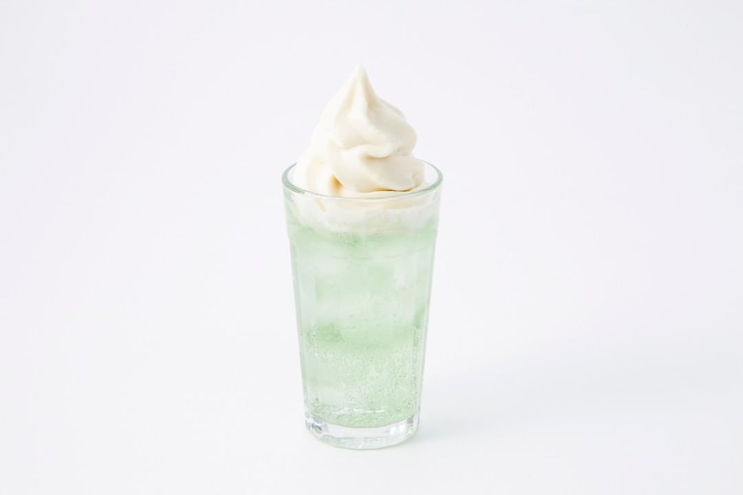 Muji無印良品 Cafe Meal Muji クリームソーダ 淡いグリーンが特長のメロンソーダは天然着色料を使って作りました ジャージー牛乳のソフトクリームとあわせたシュワシ Ciao Nihon