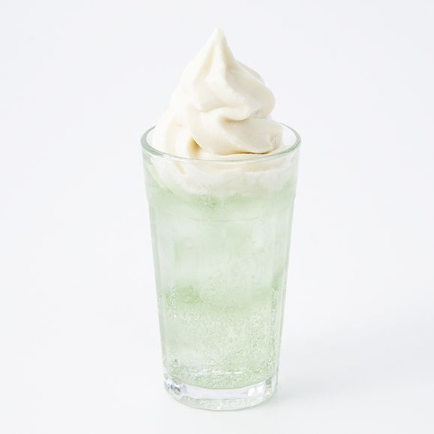 Muji無印良品 Cafe Meal Muji の クリームソーダ は 自然な色でなつかしい味を再現するために 天然の着色料を使ってメロンソーダをつくっています 森林ノ牧場 Ciao Nihon