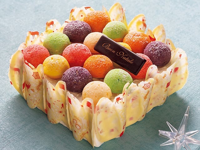 東京カレンダー グランドハイアット東京 の プロフィットロール はいちごのショートケーキの上に6種類のプチシュークリームを並べたケーキ 華やかなビジュアルでシェアするのが楽し Ciao Nihon