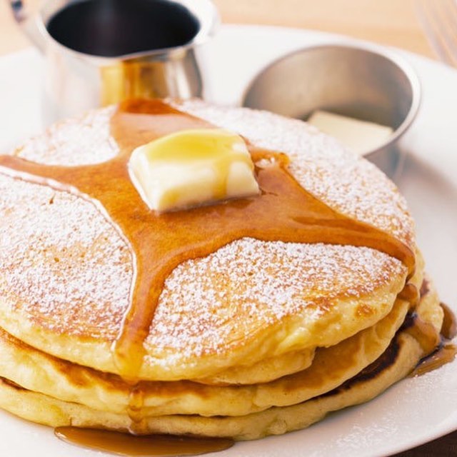 東京カレンダー アメリカンコンフォートフードレストラン『BUTTERMILK CHANNEL Harajuku』の「バターミルクパンケーキ」は、自家製バターミルクをたっぷりと使