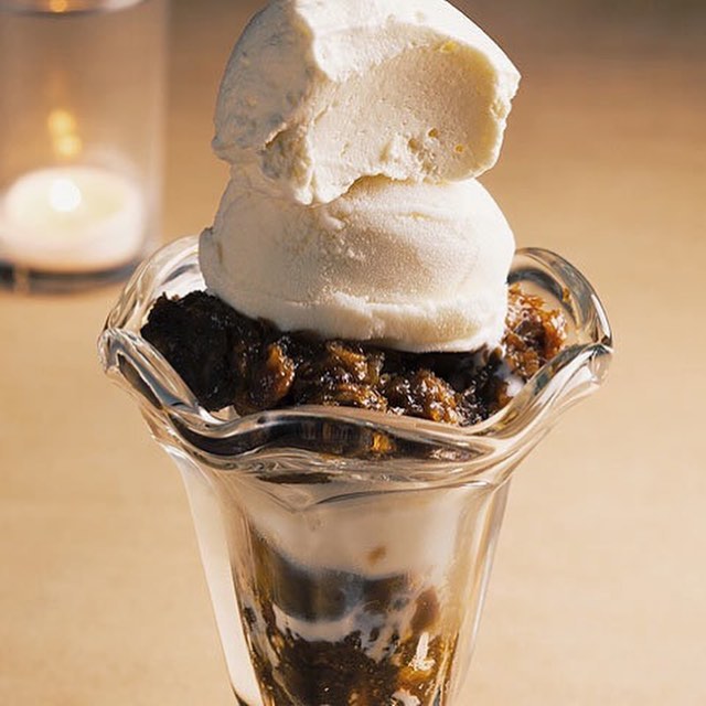 東京カレンダー 『BUTTERMILK CHANNEL Harajuku』の「ダグ特製ピーカンパイサンデー」。ピーカンパイをざっくりと砕き、アイスクリームと一緒にグラスの中に