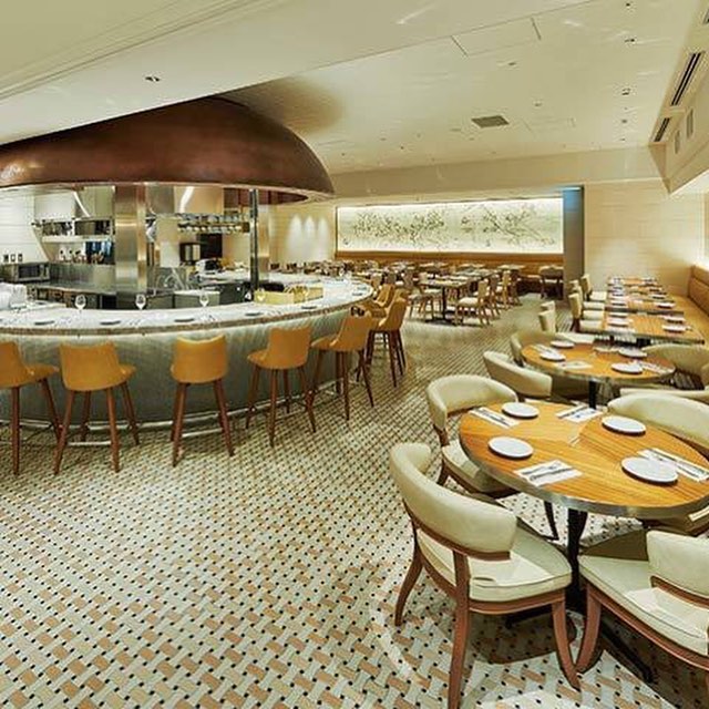 東京カレンダー 「東京ミッドタウン日比谷」にあるオイスターバー『BOSTON OYSTER&CRAB』。大ぶりのオイスターを外はカリッと