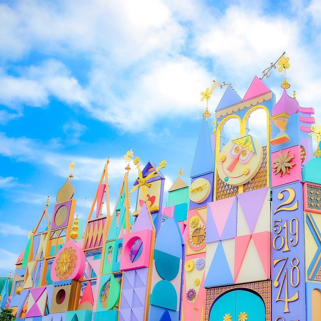 Tokyo Disney Resort Waiting For The Clock To Strike 小さな世界から広がる青空 Photo Kenji Disney Itsasmallw Ciao Nihon