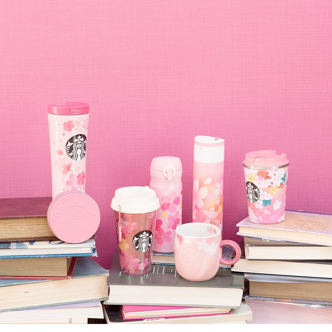 @Starbucks: 明日(2/25)から"SAKURA"シリーズ第2弾が登場 午後のあたたかな陽ざしの中で、可愛らしい笑顔を見せるさくら