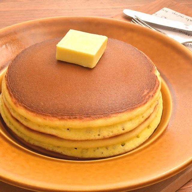 東京カレンダー 美しい黄金色の焼き目から ふっくらしっとりとした生地の厚み そしてバターに至るまで全てが理想に叶った ホットケーキ 意外なほどにさっぱりとした自家製黒蜜シロッ Ciao Nihon 東京カレンダー 美しい黄金色の焼き目から ふっくらしっとりとした生地の厚み そしてバターに至るまで全てが理想に叶った ホットケーキ 意外なほどにさっぱりとした自家製黒蜜シロッ Ciao Nihon