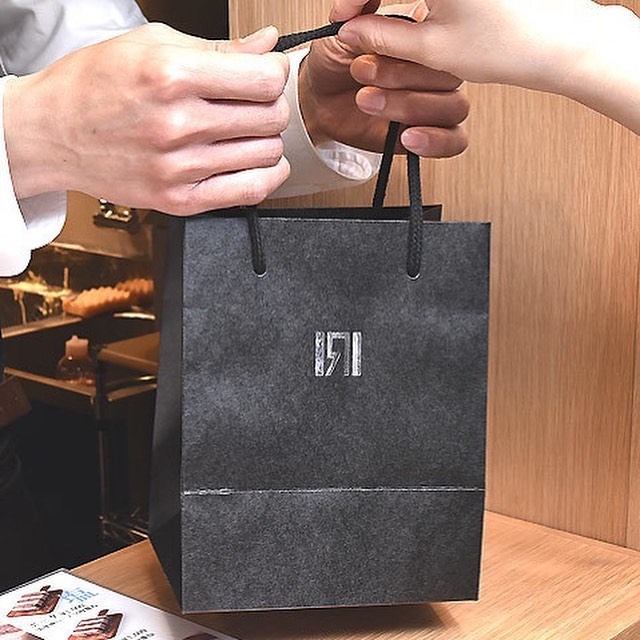 東京カレンダー ミルフィーユカツの間にシソを挟んで揚げ 南高梅と蜂蜜を合わせたソースで味付けされた ウメシソバターカツサンド 夜の街へと繰り出す時 こんな手土産をもって行けば Ciao Nihon
