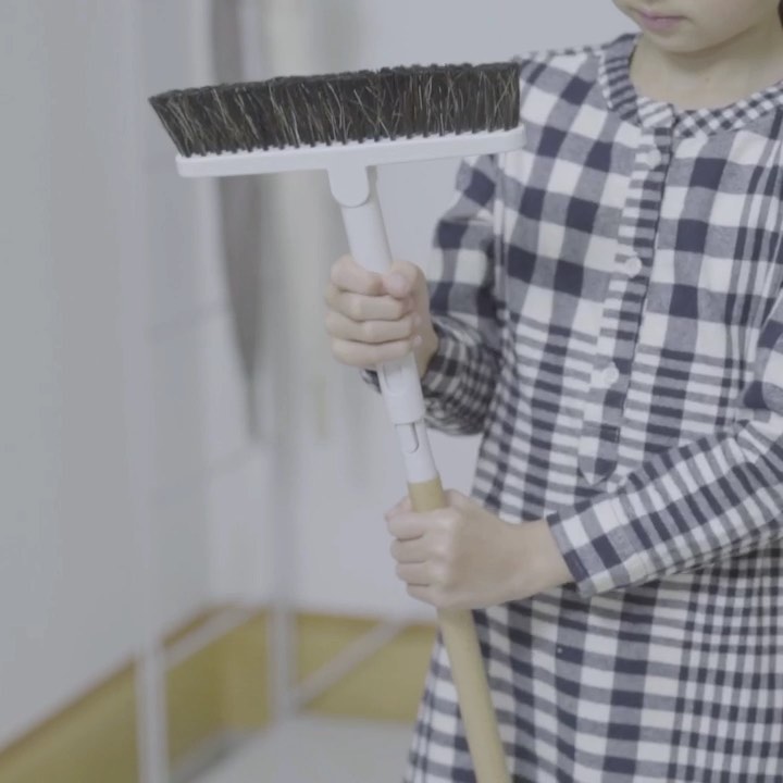 Muji無印良品 気持ちいいのはなぜだろう 気持ちいい掃除に欠かせないのは 場所や汚れに適した道具を上手に選ぶこと 玄関 やベランダの掃除には コシのある毛先を採用したほうきが Ciao Nihon Muji無印良品 気持ちいいのはなぜだろう 気持ちいい掃除に欠かせないのは 場所や汚れに適した道具を上手に選ぶこと 玄関 やベランダの掃除には コシのある毛先を採用したほうきが Ciao Nihon