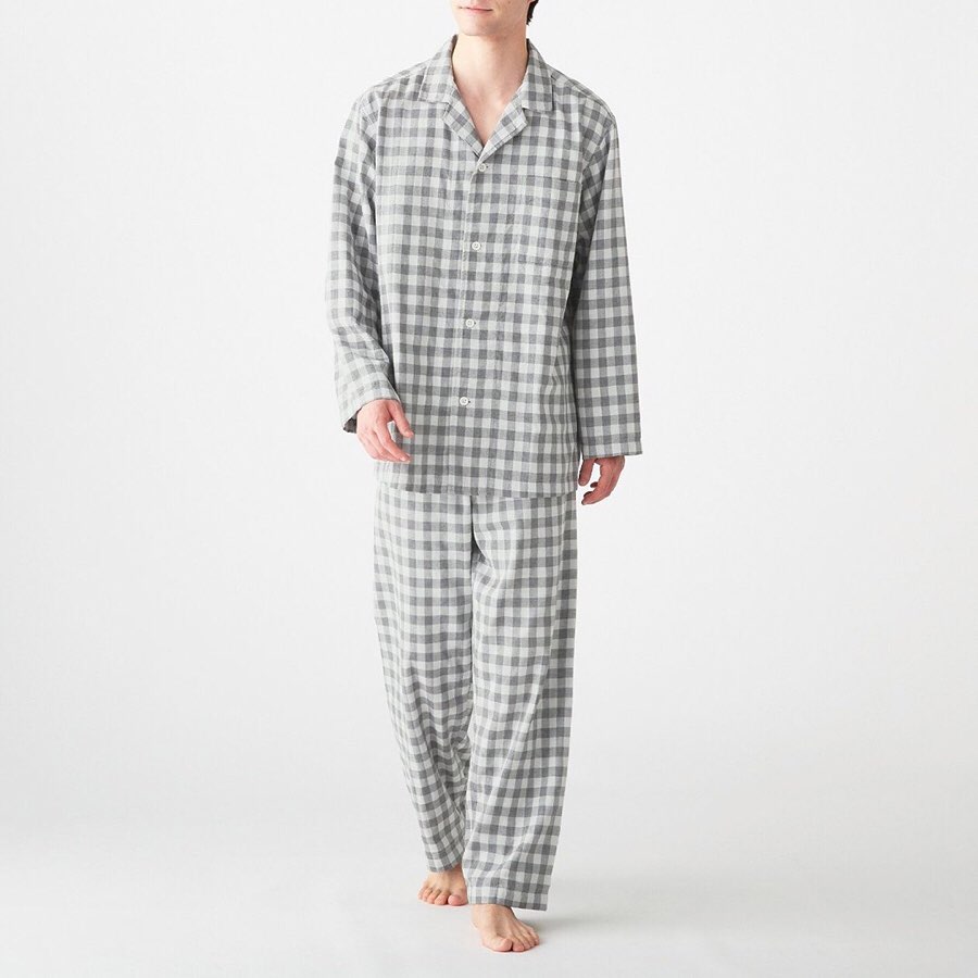 Muji無印良品 新商品 脇に縫い目のない 二重ガーゼパジャマ 紳士 着心地を考え脇の縫い目をなくしました やわらかな肌触りが特長の二重ガーゼ素材を使用し 一年を通して着ら Ciao Nihon