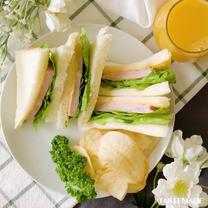 Tastemadejapan 何か分かる 究極のハムサンド 材料 食パン 固くなった 8枚切り 4枚 レタス 4枚 ロースハム9枚 油少なめ オリーブオイル Ciao Nihon Tastemadejapan 何か分かる 究極のハムサンド 材料 食パン 固くなった 8枚切り 4枚 レタス 4枚 ロースハム9枚 油少なめ オリーブオイル Ciao Nihon