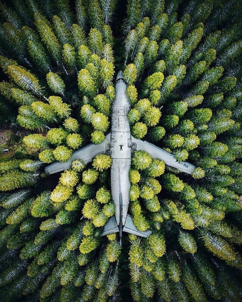 What an insane perspective. Can you spot the person? 
Photography | @demas 
Cura...