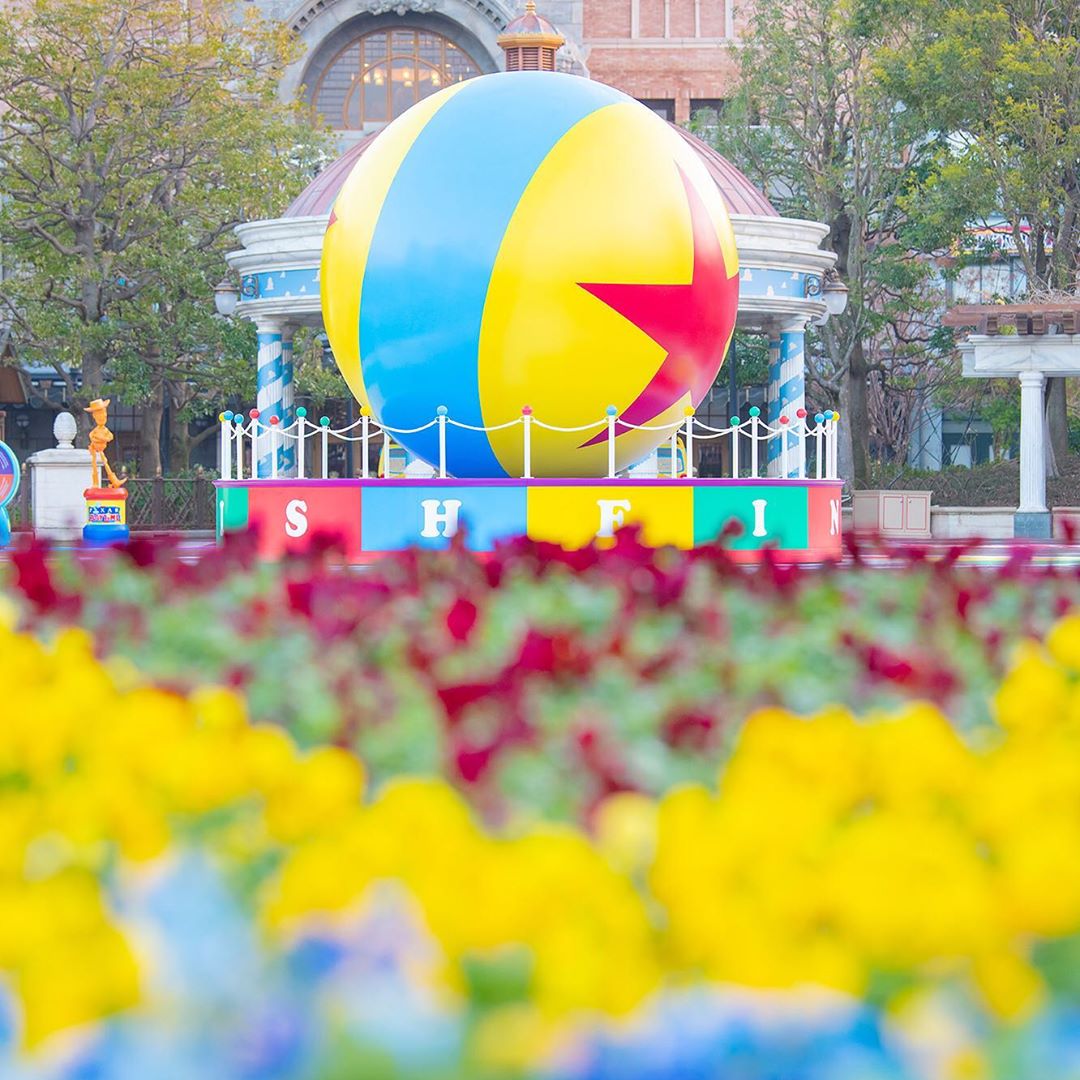 Tokyo Disney Resort Find Your Favorite Angle Of The Pixar Ball ピクサー ボールは パークのあちこちに Pixarplaytime Ciao Nihon