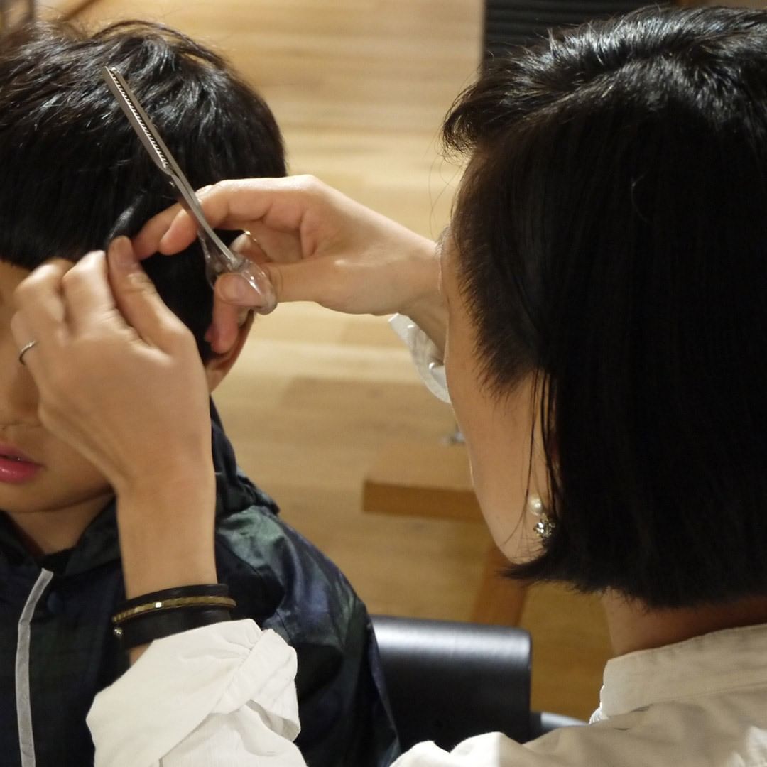 Muji無印良品 くらしのコツ おうちで髪を 切ってみる 日々のくらしに役立つコツを紹介します 時間の経過とともに 着実に伸びてくる 髪の毛 本格的な散髪は難し Ciao Nihon