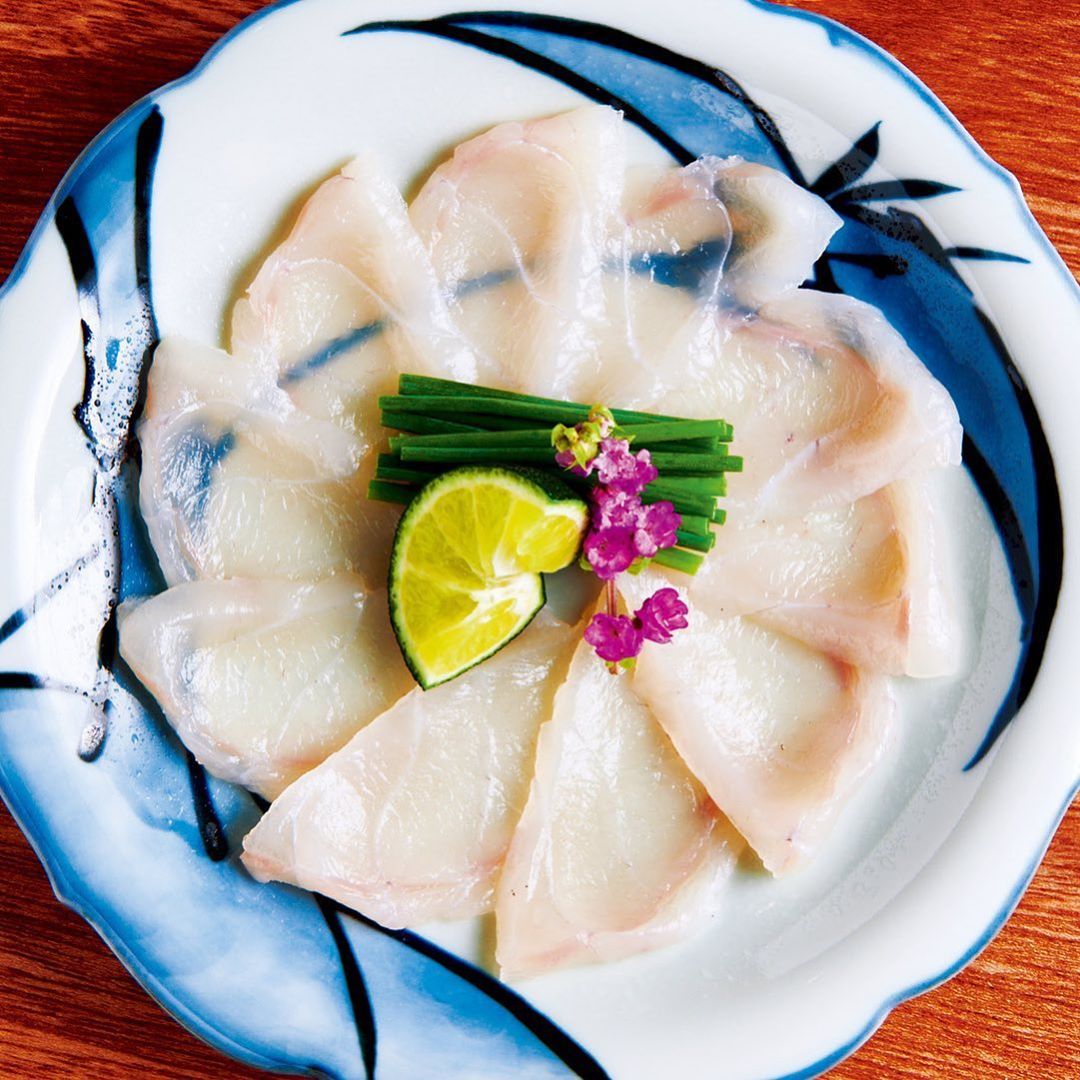 東京カレンダー 仕事終わりに立ち寄れる サクッとフグ という新習慣 やや厚めに引かれたフグ刺し てっさ 1 300は破格 紅葉おろし入りのポン酢と Ciao Nihon