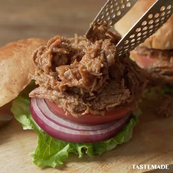 Tastemadejapan 裂ける塊肉 プルドポーク 時間をかけて煮込んだ豚の塊肉を細かく裂いて作る プルドポーク は お肉の本場 アメリカで昔から親しまれているbbq料理です Ciao Nihon