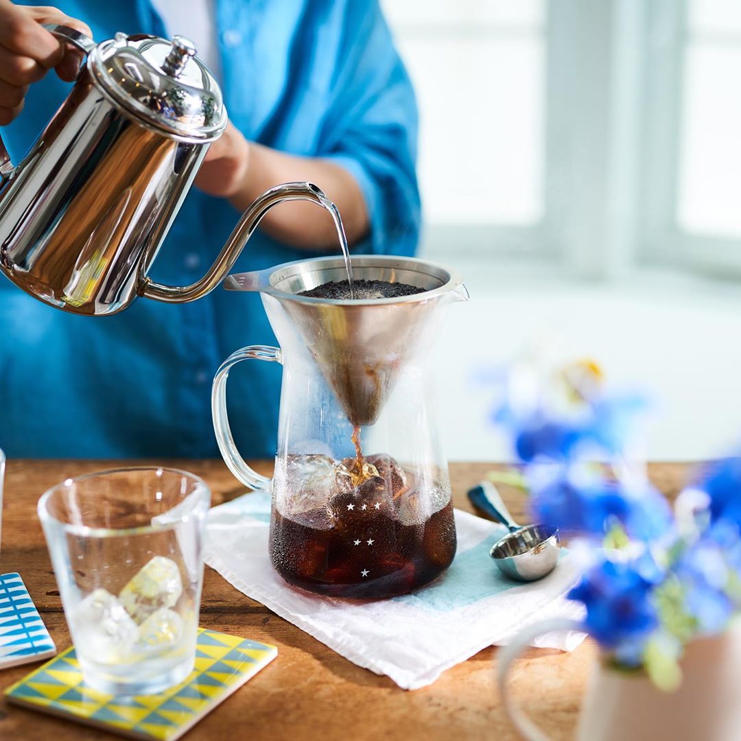 Starbucks 夏のおうち時間に こだわりの器具でとっておきのアイスコーヒーをいれてみませんか グラスドリップコーヒーメーカー に氷をいれてハンドドリッフ Ciao Nihon