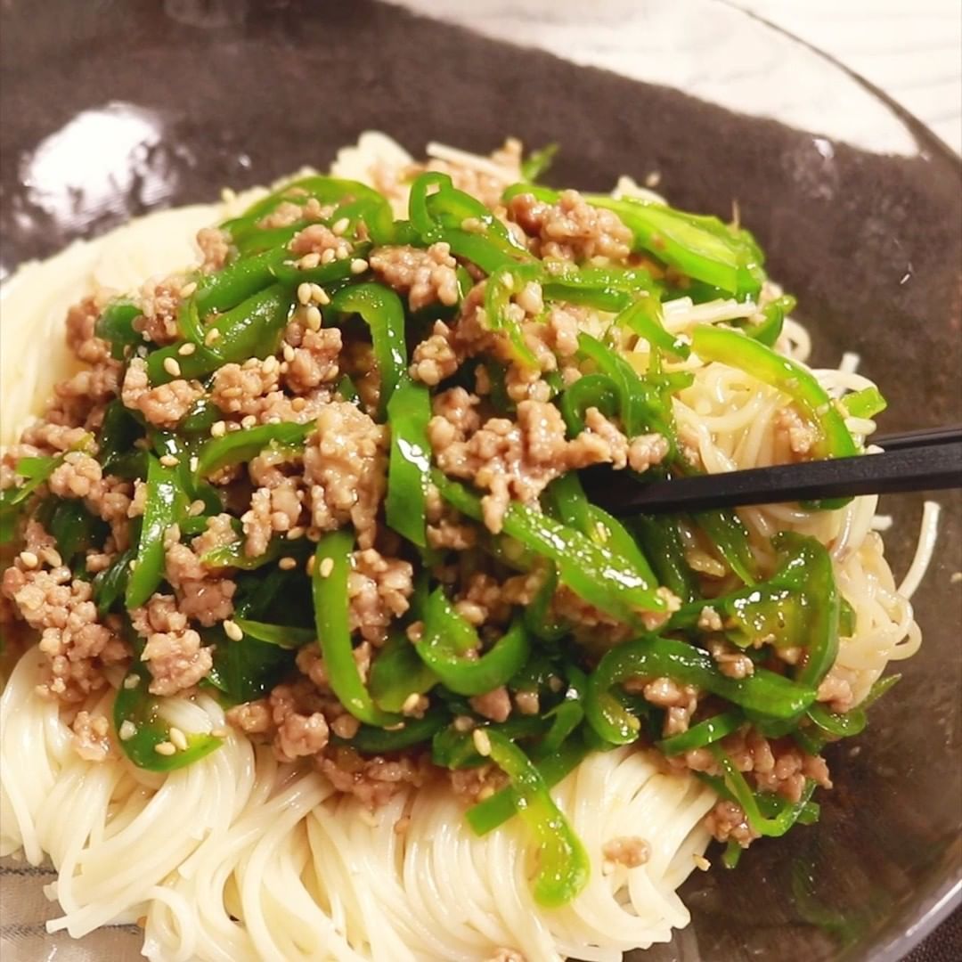 Kurashiru たっぷりピーマンがペロリと食べられる ピーマンそぼろ麺 レシピのご質問はアプリでお待ちしております おい Ciao Nihon