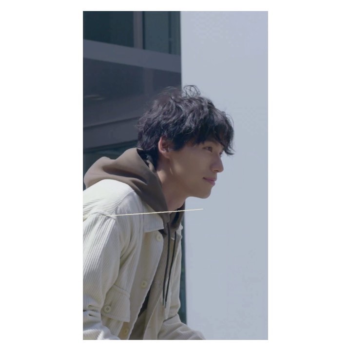 Gu ジーユー Gu Men 福士蒼汰 fw Movie第一弾 1枚でもセットアップでもキマる Cpoシャツを着こなす福士蒼汰さん 自転車で街中を走る気 Ciao Nihon