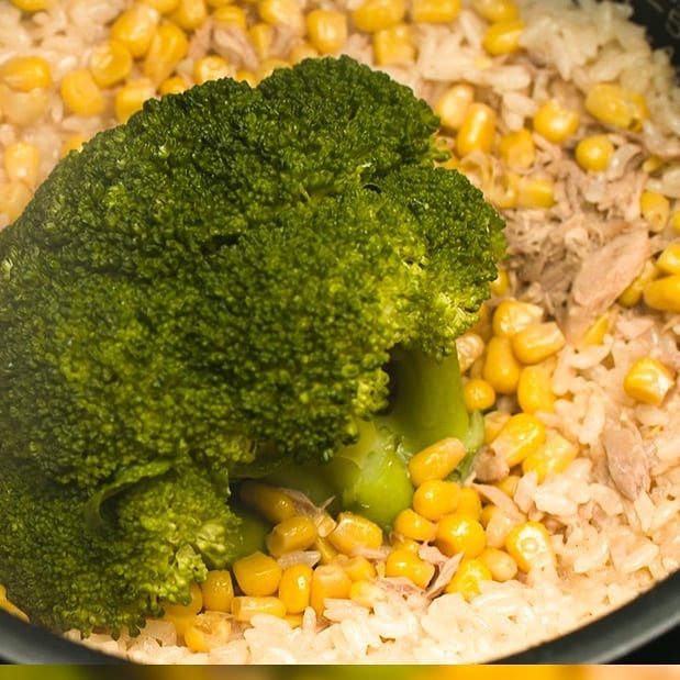 Kajiyarou 秋の炊き込みご飯ｓｐ ブロッコリー炊き込みご飯 炊飯器にお米 水 ２合分 を入れる 酒 大さじ１ 醤油 大さじ２ 塩 こしょう 少々 Ciao Nihon