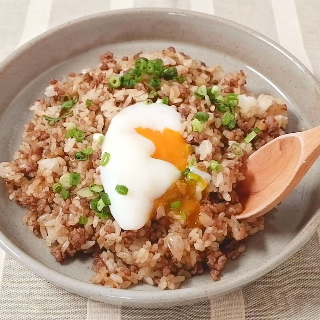 Kurashiru 牛ひき肉の簡単油めし 牛ひき肉とご飯を炒めるだけでお作りいただける とっても簡単な炒めご飯のご紹介です 時間のない日の お昼ご飯にもぴったりの一品ですよ Ciao Nihon Kurashiru 牛ひき肉の簡単油めし 牛ひき肉とご飯を炒めるだけでお作りいただける とっても簡単な炒めご飯のご紹介です 時間のない日の お昼ご飯にもぴったりの一品ですよ Ciao Nihon