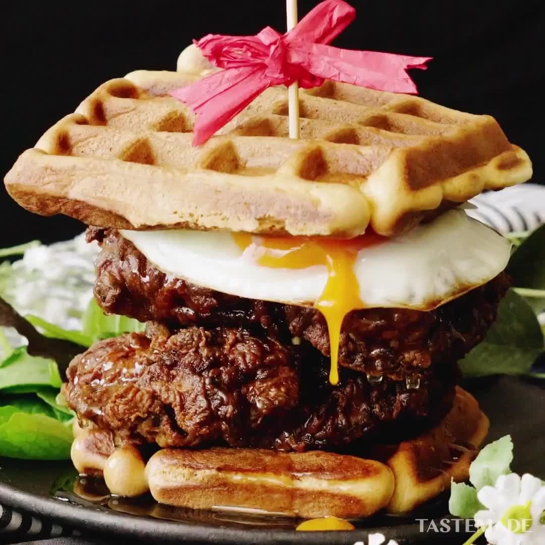 Tastemadejapan アメリカンな朝食はいかが ワッフルサンドメープルチキン アメリカの定番メニュー チキンとメープルの意外な最強コンビ メープルシロップをたっ Ciao Nihon Tastemadejapan アメリカンな朝食はいかが ワッフルサンドメープルチキン アメリカの定番メニュー チキンとメープルの意外な最強コンビ メープルシロップをたっ Ciao Nihon