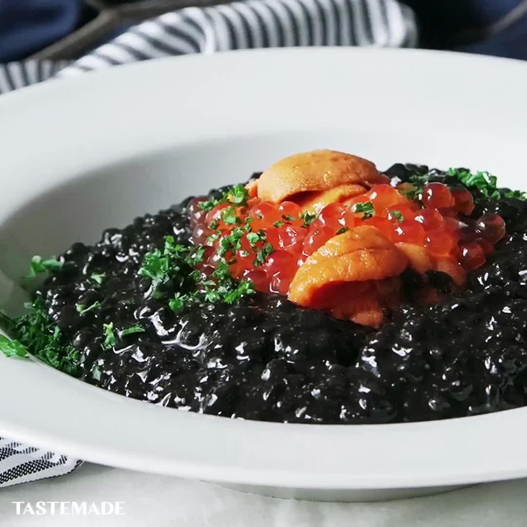Tastemadejapan 腹黒注意 漆黒のシーフードリゾット 明後日は ブラックフライデー 漆黒のイカスミリゾットをご紹介します 魚介の風味豊かで高級感もあ Ciao Nihon