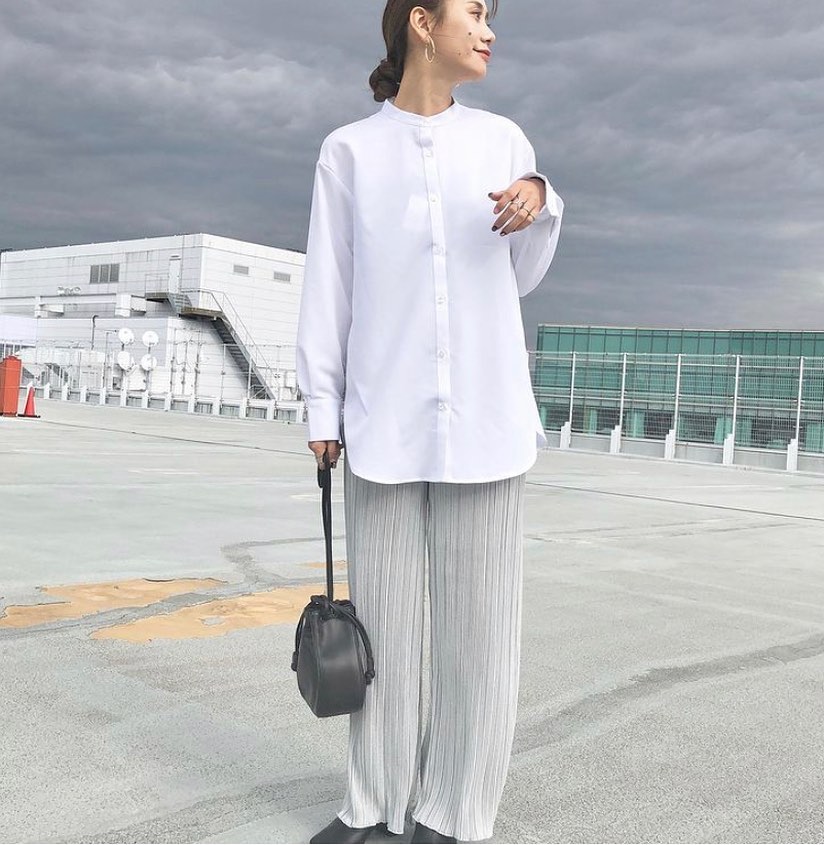 Gu For All 上下guコーデをpick Up ライトグレーのランダムプリーツが 高見えで綺麗 とろみのある落ち感が 抜群に良い感じですね白のバンドカラ Ciao Nihon