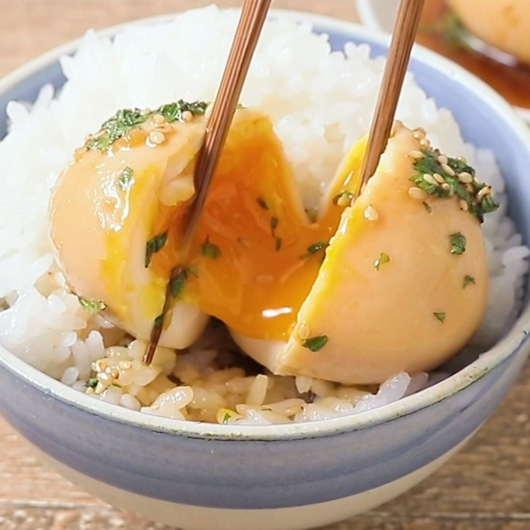 Kurashiru ごはんに合う やみつき半熟卵の旨ダレ漬け 調理時間 0分 漬け込み時間180分を含む 費用 0円程度 白いごはんにとてもよく合う 漬け卵の Ciao Nihon