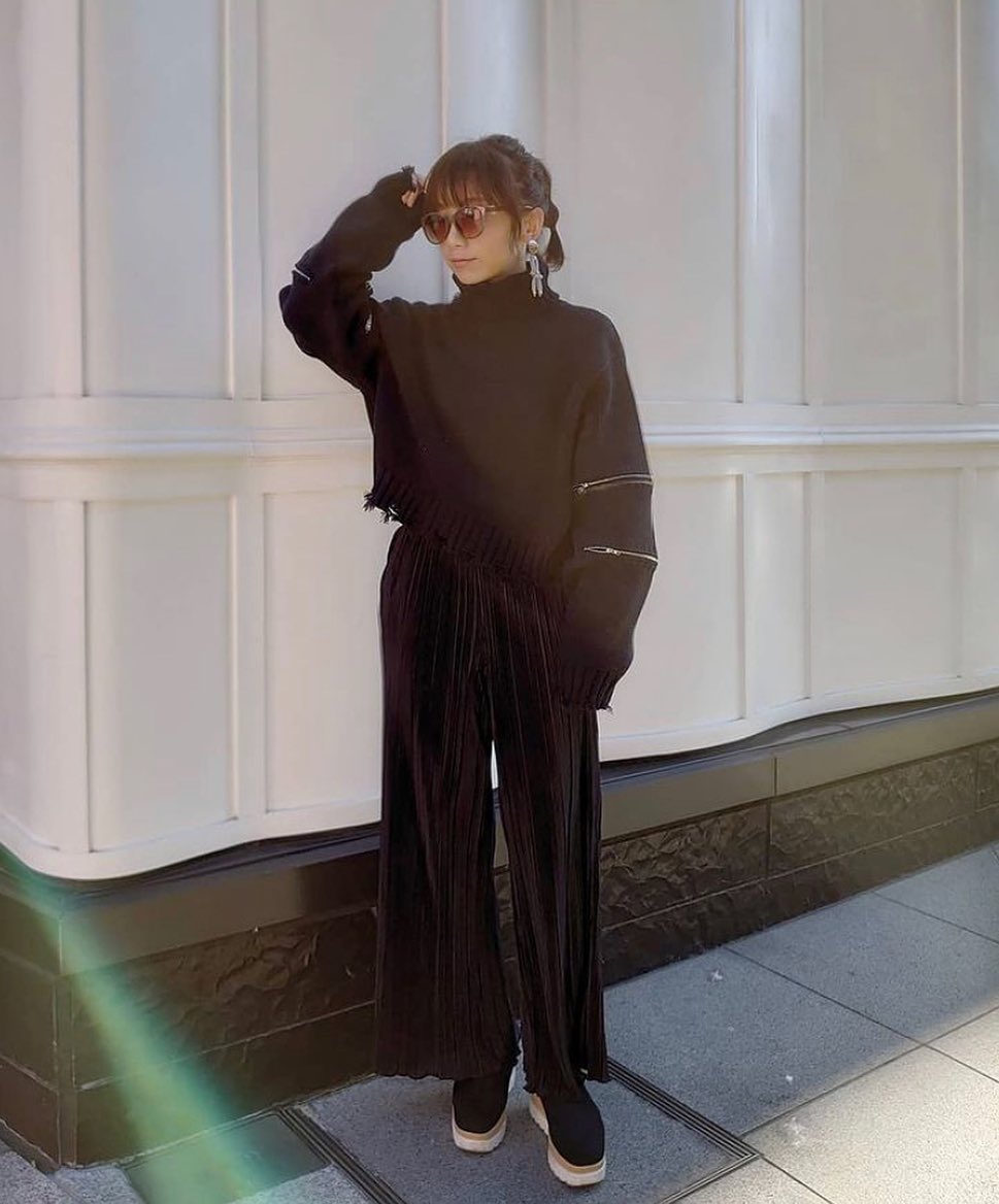 Gu For All ランダムプリーツドローストリングパンツコーデをpick Up シックなブラックが 大人なカジュアルスタイル ゆるっとしたアイテムが 程よくリ Ciao Nihon