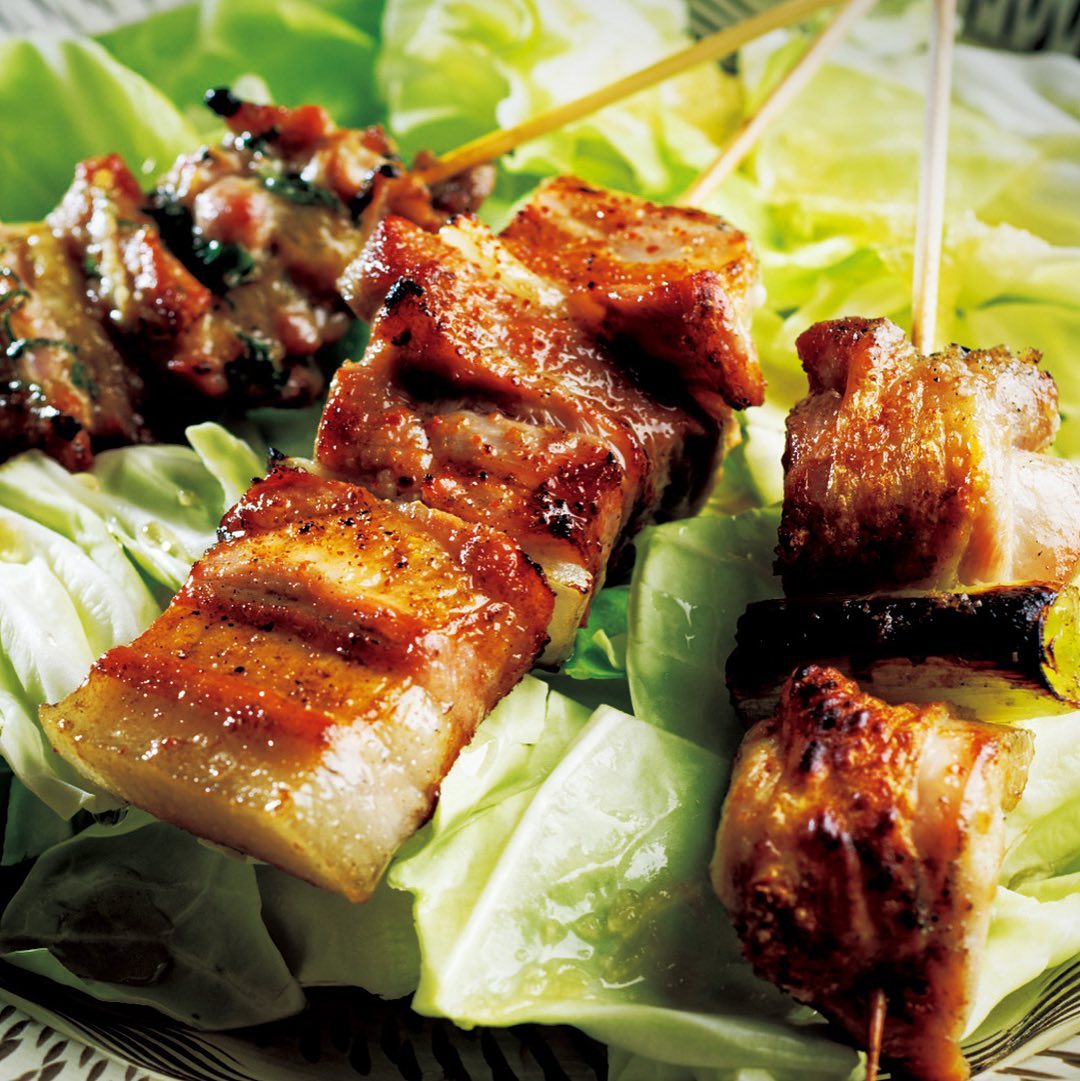 東京カレンダー 招き猫で知られる 豪徳寺 近くに昨年オープンしたばかり 早くも御利益あってか 地元客で店が埋まる日も多い 福岡の焼き鳥 店で修業をした店主は 大盛りキャベツに Ciao Nihon