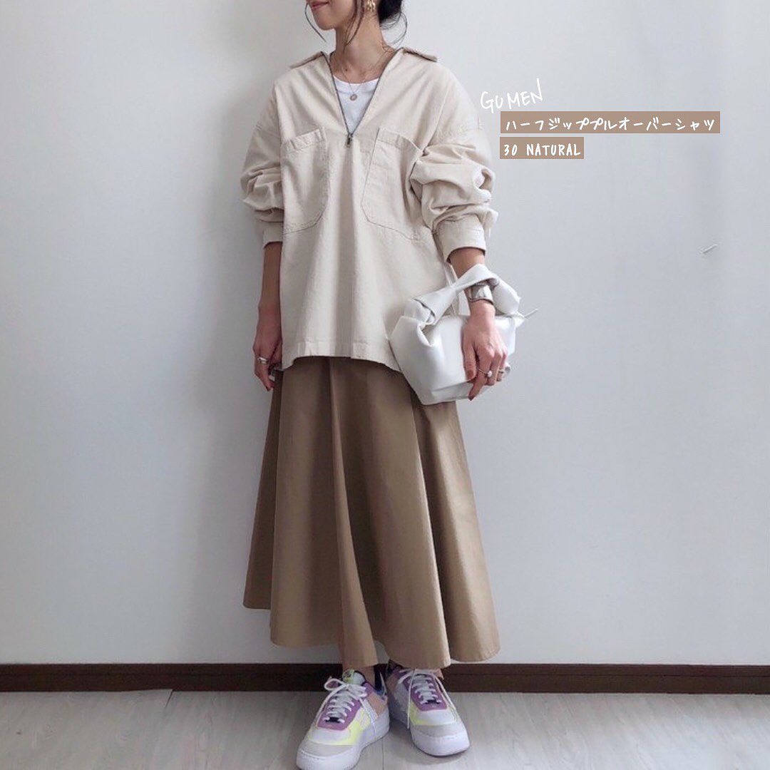 GU For All: ゆるっとメンズアイテムを着こなすハリのある生地感が、羽織りとトップスの中間点で、今の季節に使えるアイテムハーフジップだから、ざっくり開ければ、抜け感が作れてデコ Ciao Nihon GU ハーフジッププルオーバーシャツ