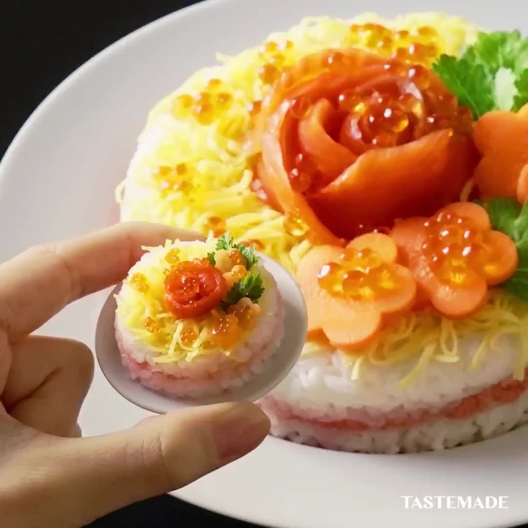 Tastemadejapan ひな祭りに ミニチュアちらし寿司ケーキ 特別な日を彩る ちらし寿司ケーキ をミニチュアサイズで作ってみました サーモンをクルクル巻いて作る Ciao Nihon