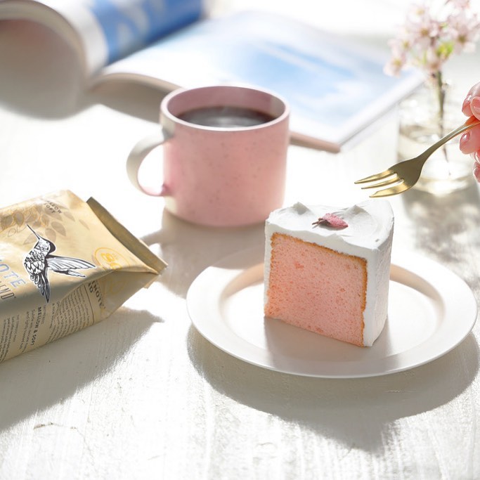 Starbucks 今年もこの季節がやってきましたね ふんわりとさくらの風味が香る さくらシフォンケーキ もうお楽しみいただけましたか 軽く煎ったナッツのような 穏や Ciao Nihon