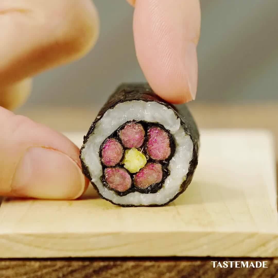 Tastemadejapan 切っても切っても ミニチュアお花の巻き寿司 今日は ミニチュア料理シリーズ ちびめし で お花の巻き寿司を作ってみたよ ちびめしファンの Ciao Nihon