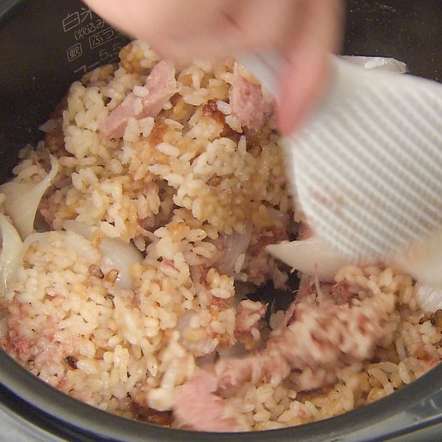 Kajiyarou コンビーフとスパムの最強肉飯 お釜にお米 2合 めんつゆ 大さじ3 コンビーフ 1缶 スパム 1 4個 上下を切り落とし 皮を剥いた新玉ねぎ 1 Ciao Nihon