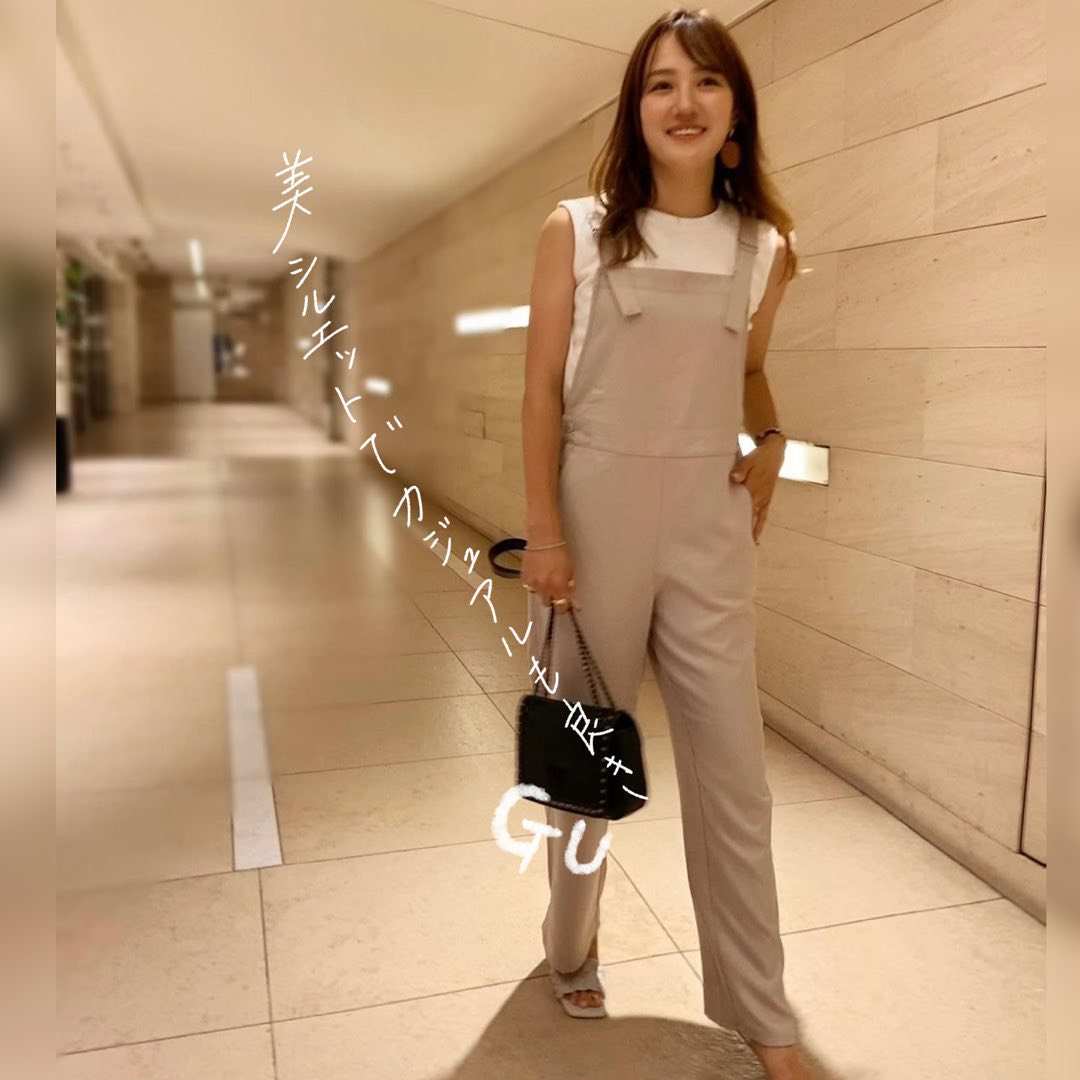 Gu For All サロペットストレートパンツをpick Up サラッと軽やかな素材感と シンプルなデザインが可愛い サロペットストレートパンツ白t ベージュの 淡色で合わせたコ Ciao Nihon