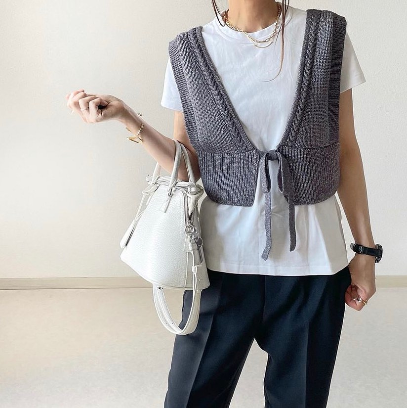 Gu For All ニットビスチェ をpick Up メランジを取り入れた今年らしいデザイン レイヤードしやすいｖネックがgood シンプル コーデのアクセントになる ビスチェ Ciao Nihon