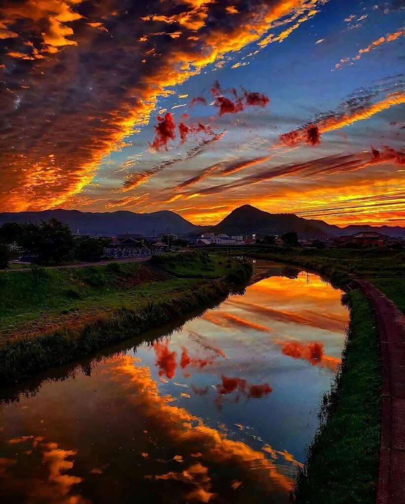 Fiery sunsets in Japan  
Photography // @bengal524
Curated by @steffeneisenacher...