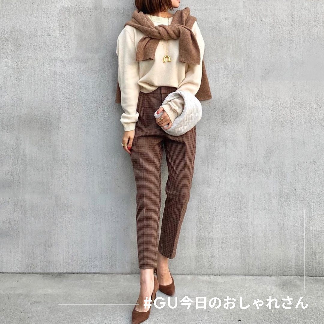 Gu For All Gu冬コーデ をpick Up 何本でも欲しくなる美シルエット トレンドライクなチェック柄が上品なテーパードパンツ やさしい表面感のメンズセーターを 肩に Ciao Nihon