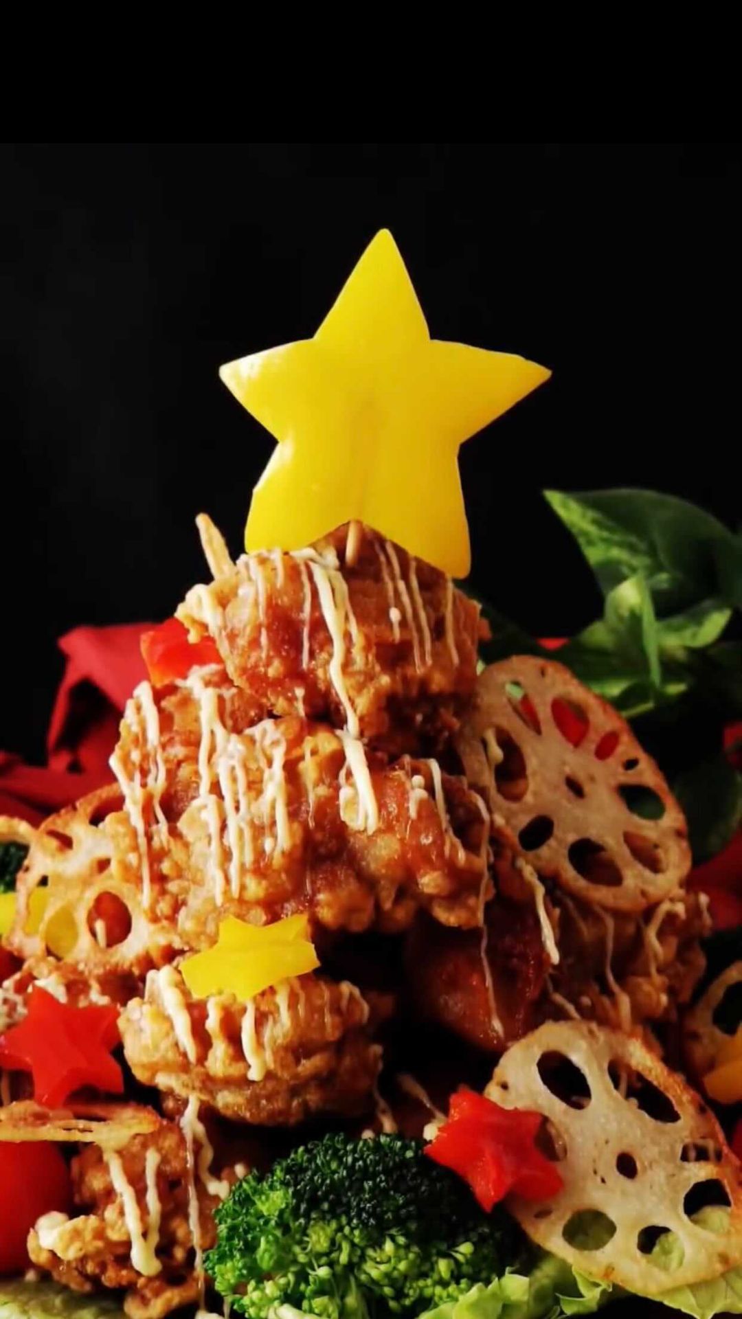 Tastemadejapan 子供の夢がつまってる クリスマス からあげタワー 唐揚げを積み上げて野菜で飾り付けたら パーティーにピッタリな唐揚げタワーの完成です 今年のクリ Ciao Nihon