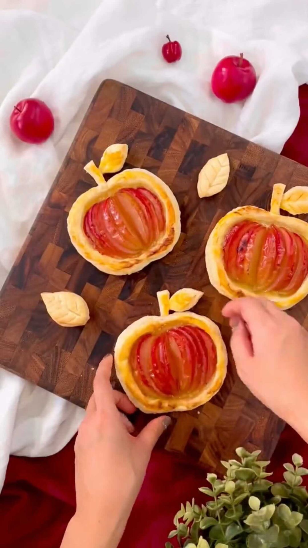 Tastemadejapan 丸ごとアップル ミニアップルパイ とってもかわいいりんご型のアップルパイ おしゃれに見えて 実はとっても簡単 レンジで温めたりんごを冷凍パイシートに乗せて Ciao Nihon