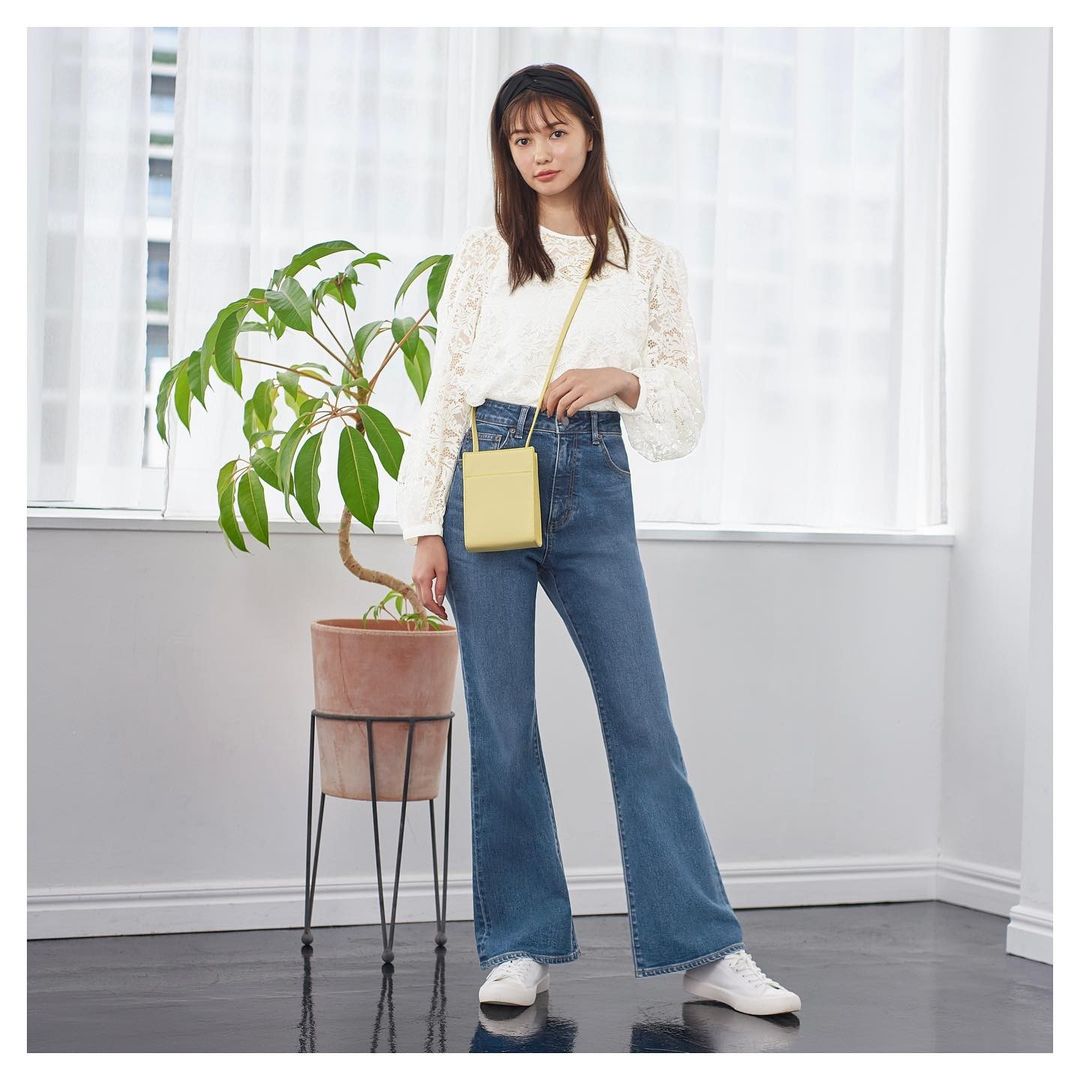 GU(ジーユー): DENIM NEW STYLE 春の新デニムで、最旬コーデ ———————————— ︎フレアジーンズ ¥2,490  ︎ハイウエストストレートジーンズ ¥ Ciao Nihon