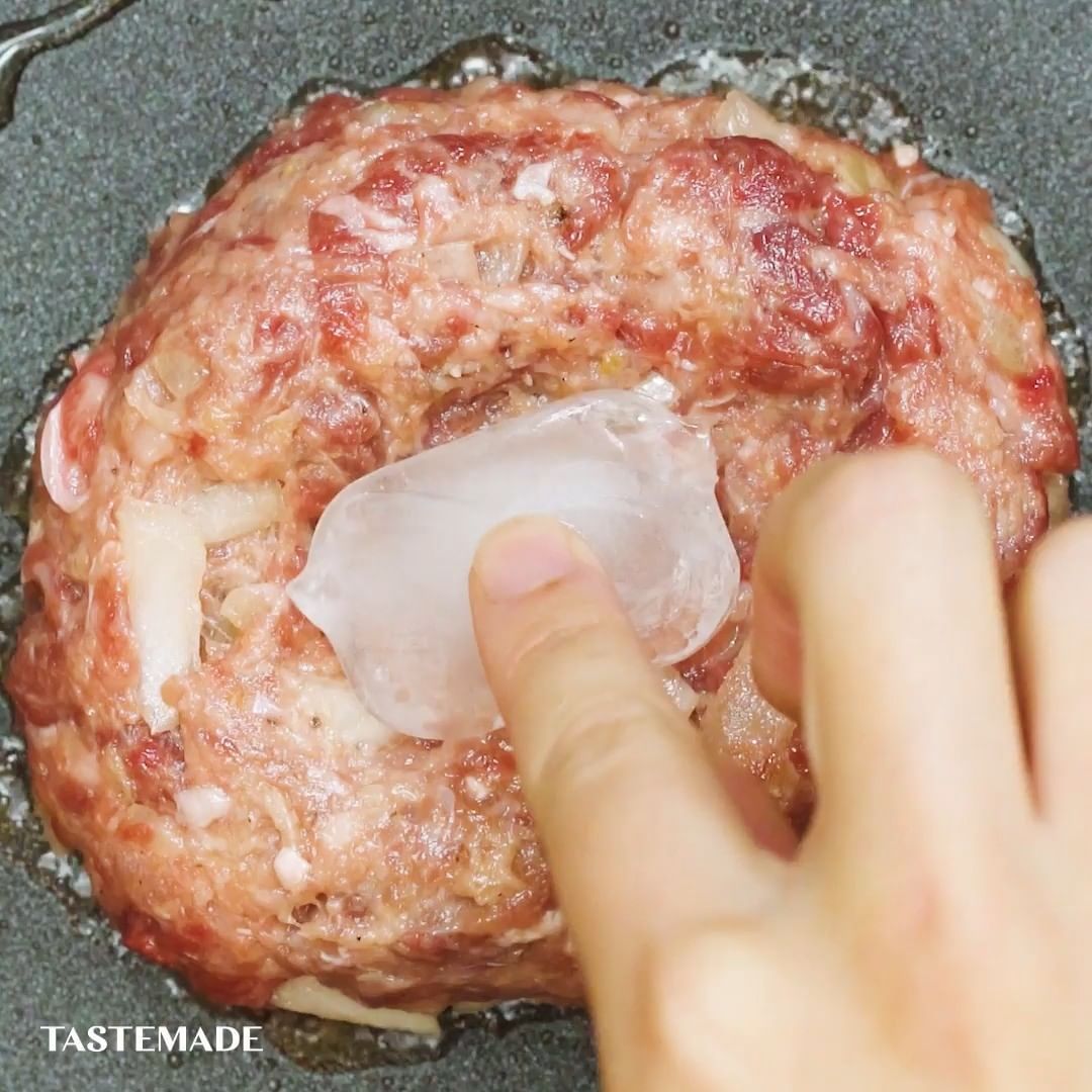 Tastemadejapan あの裏技で 肉汁溢れるハンバーグ ハンバーグにおいしい肉汁を閉じ込める方法 それは 氷を埋めて焼く こと 氷を埋めることで蒸し焼き状態になり 短時間で中ま Ciao Nihon
